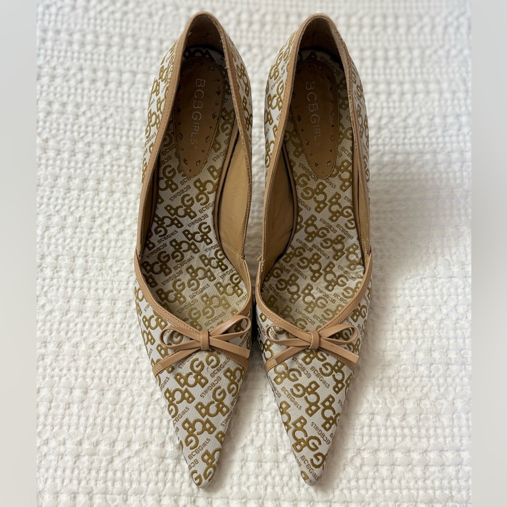 Vintage BCBG ALL Over Monogram Pointed Toe Heels & Leather Bows Women’s Size 9 - Picture 2 of 11